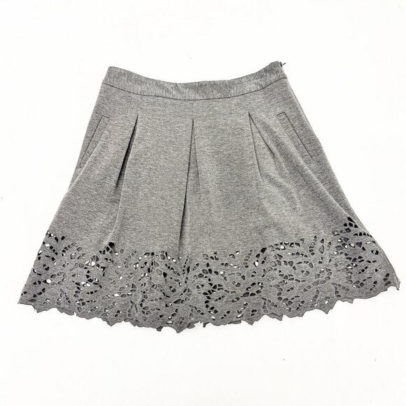 BCBG Maxazria Gray Pleated Skirt Flower Hem Front Pockets NWOT Size 8 - Picture 1 of 5